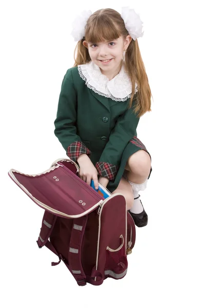 Schulmädchen packt Rucksack. — Stockfoto