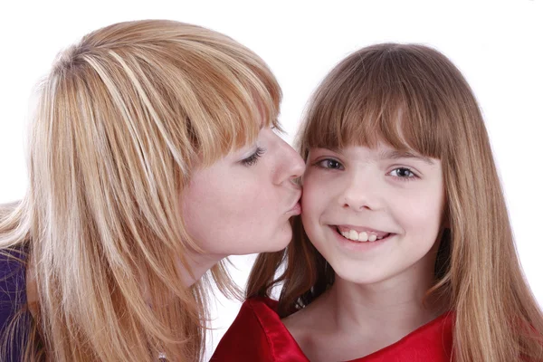 Mutter küsst ihre glückliche Tochter. — Stockfoto