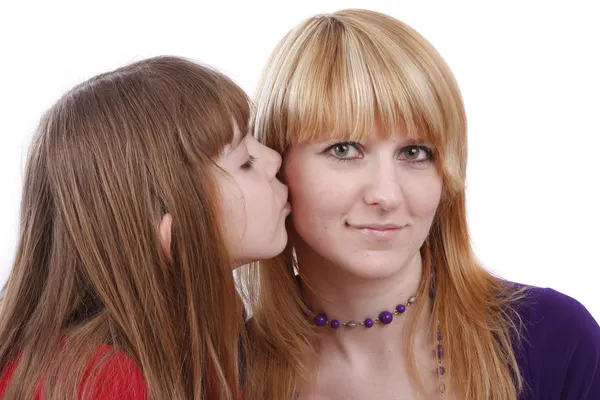 Dcera líbat její mamince. — Stock fotografie