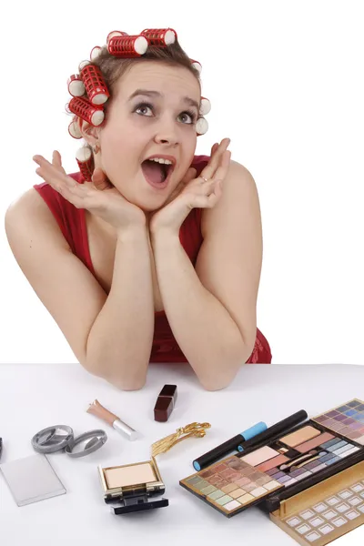 Mujer con rizadores en su pelo mirando s —  Fotos de Stock