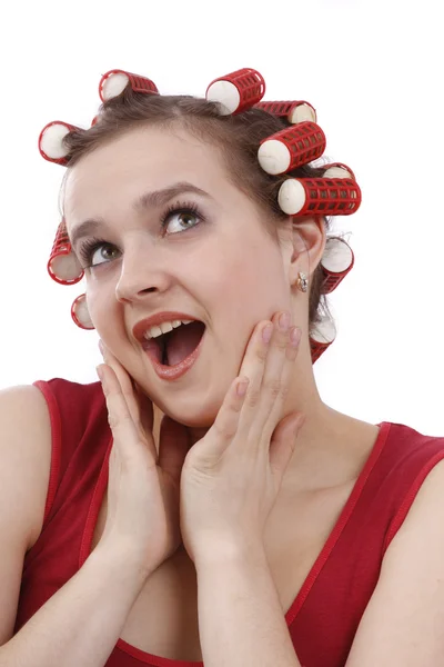 Vrouw met krulspelden in haar haren op zoek s — Stockfoto