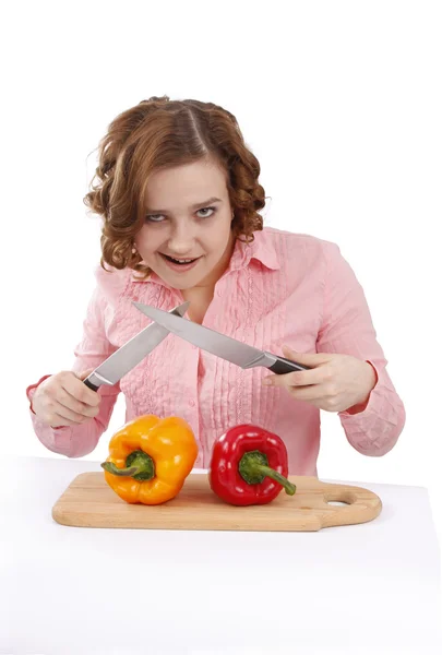 Femme au foyer avec poivrons et couteaux . — Photo