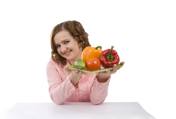 Домохозяйка держит тарелку с перцем — стоковое фото