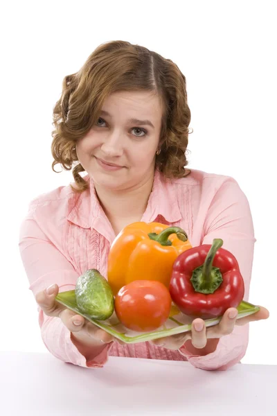 Όμορφη νεαρή γυναίκα με φρέσκα λαχανικά — Φωτογραφία Αρχείου