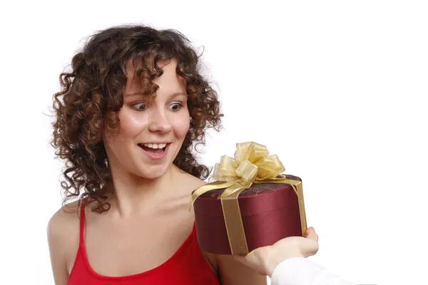 Überraschung. Frau mit Geschenk. — Stockfoto
