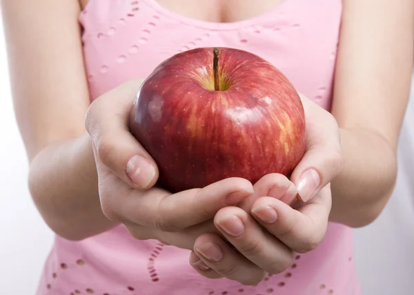 リンゴを持つ女性. — ストック写真