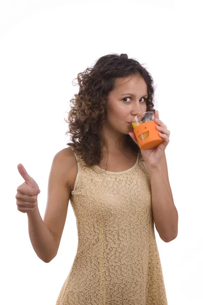Женщина пьет апельсиновый сок и шоу — стоковое фото