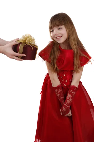 Überraschung. kleines Mädchen bekommt Geschenk. g — Stockfoto
