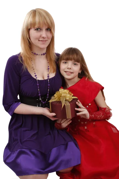Matka i córka z prezentem. — Zdjęcie stockowe