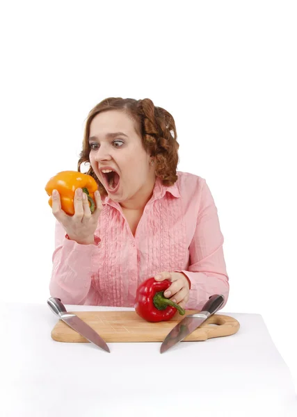 Mädchen isst den Paprika. — Stockfoto