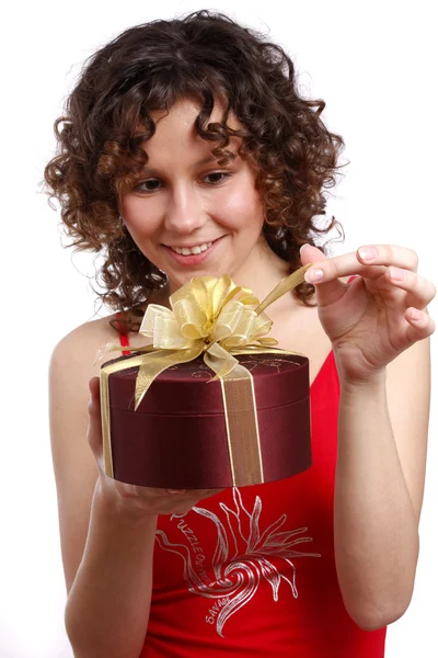 Überraschung. Frau mit Geschenk. — Stockfoto