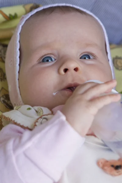 Bebê beber leite — Fotografia de Stock