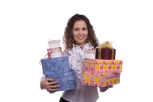 Женщина держит подарочную коробку на Рождество — стоковое фото