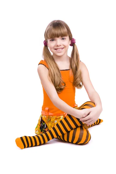 Liten flicka klädd i orange klänning — Stockfoto