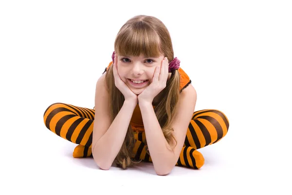 Κοπέλα φορώντας πορτοκαλί φόρεμα κάθεται — Φωτογραφία Αρχείου