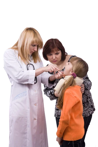 Doutor tem uma menina exame médico — Fotografia de Stock