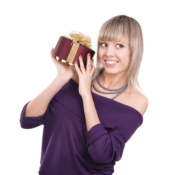 Lächelnde Frau mit Geschenk — Stockfoto