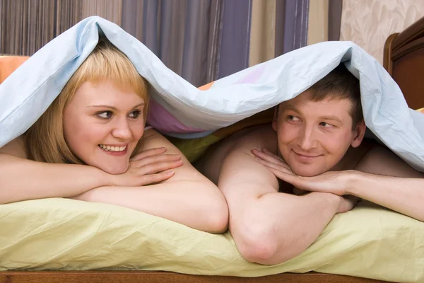 Glückliches Paar spielt im Bett — Stockfoto