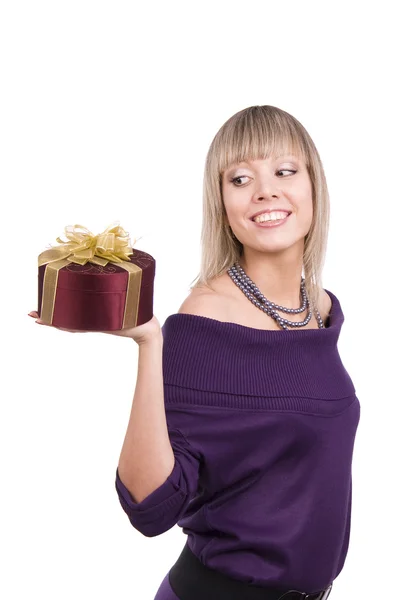 Donna sorridente con regalo — Foto Stock