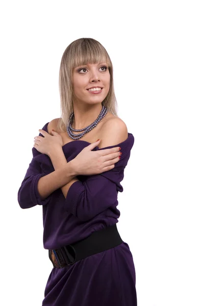 Modell i lila klänning står — Stockfoto