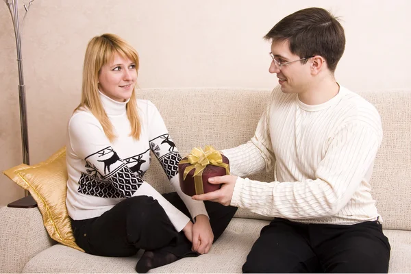 Muž dává ženě dárky na Valentýna — Stock fotografie
