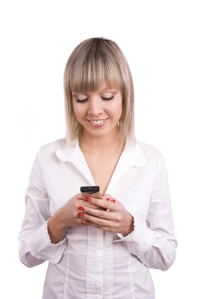 Девушка читает смс на мобильном — стоковое фото