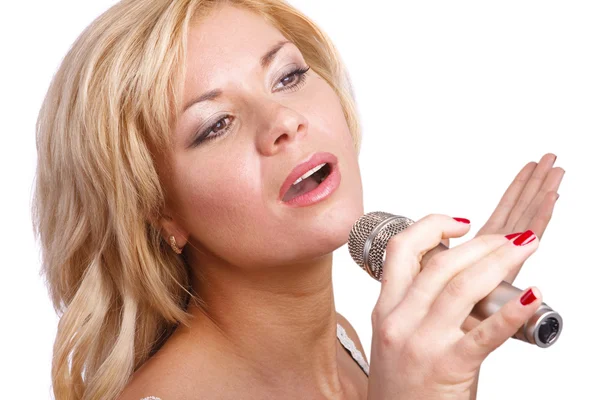 Sänger. Mädchen singt ins Mikrofon. — Stockfoto