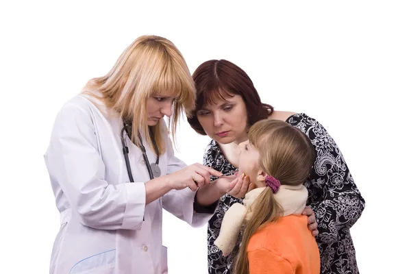 Lékaři mají lékařské vyšetření dívka — Stock fotografie