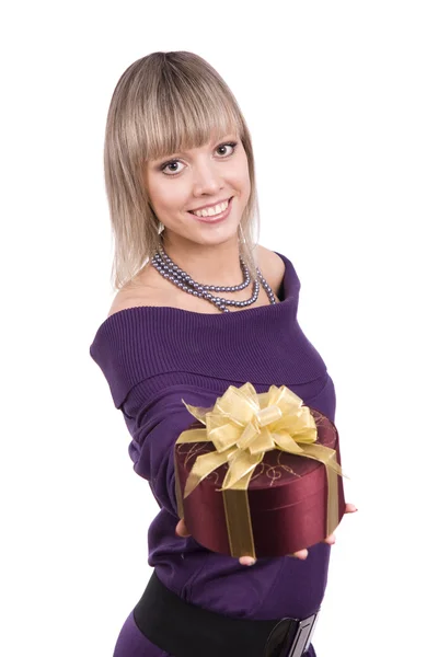 Usmívající se žena s dárkem. — Stock fotografie