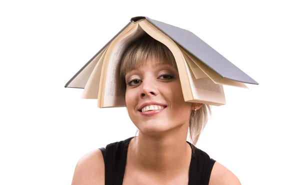 Студентка с книгой на голове — стоковое фото