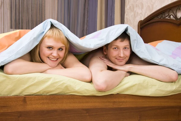 Ευτυχισμένο ζευγάρι που παίζει στο κρεβάτι — Φωτογραφία Αρχείου
