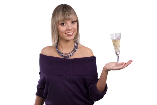Vrouw houdt een glas witte wijn — Stockfoto