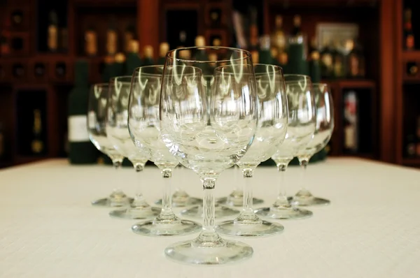 Rad med glasögon, vin flaskor på ba — Stockfoto