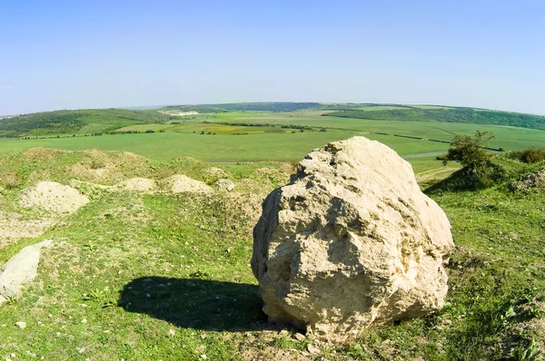 Сельский пейзаж с большим камнем — стоковое фото