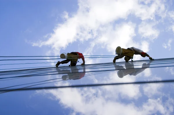 Dois trabalhadores lavando janelas — Fotografia de Stock