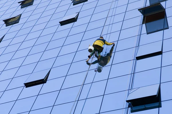 Trabajador lavando ventanas — Foto de Stock