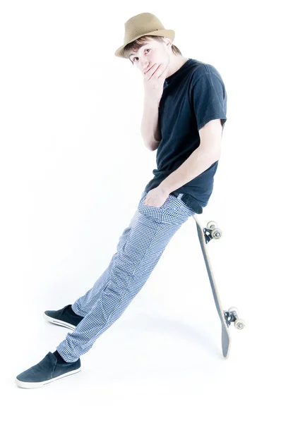 Эмоциональный подросток сидит на коньках — стоковое фото