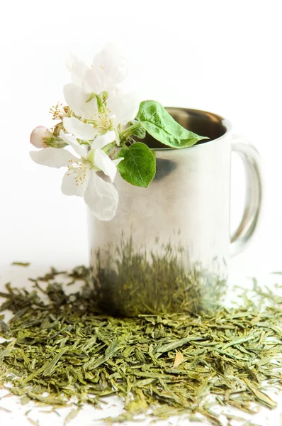 Φλιτζάνι τσάι με λουλούδι και τσάι φύλλα — Φωτογραφία Αρχείου