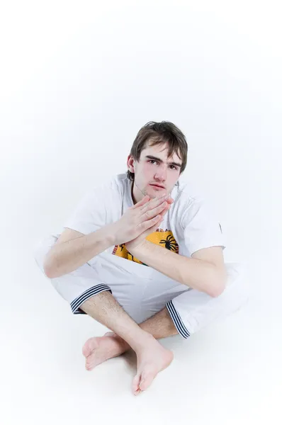 Серьезный подросток, сидящий в позе лотоса — стоковое фото
