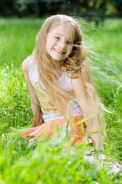 Liten flicka i perfekt grönt gräs — Stockfoto