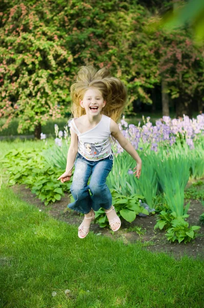 Lustiges kleines Mädchen springt — Stockfoto