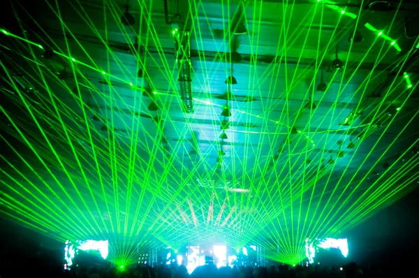 Лазерное шоу на концерте — стоковое фото