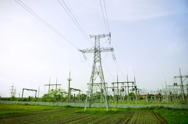 Strommasten auf blauem Himmel Hintergrund — Stockfoto