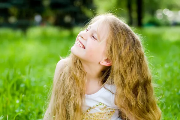Dışarıda gülümseyen küçük kız — Stok fotoğraf