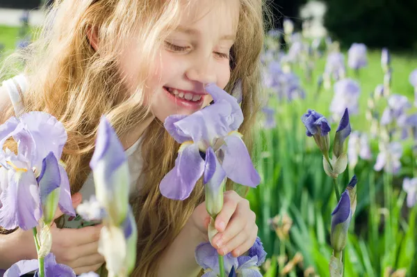 Μικρό κορίτσι μυρίζοντας λουλούδι — Φωτογραφία Αρχείου