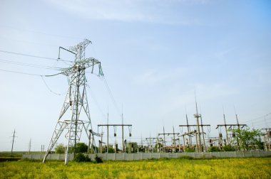 Mavi gökyüzü arka plan üzerinde elektrik kuleleri