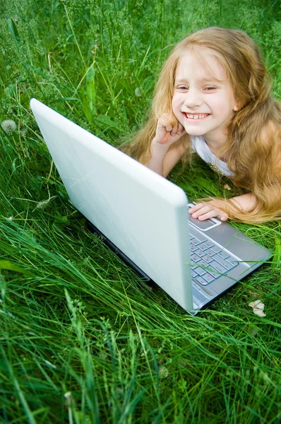 Χαριτωμένο κοριτσάκι με φορητό υπολογιστή — Φωτογραφία Αρχείου