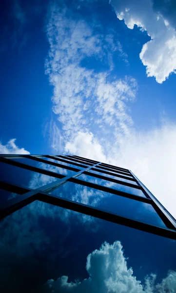 Rascacielos reflejando nubes — Foto de Stock
