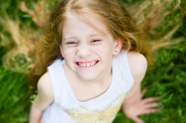 Gülümseyen sevimli küçük kız — Stok fotoğraf