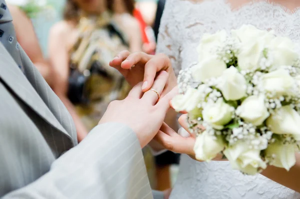 Close-up de recém-casados colocando em rin — Fotografia de Stock